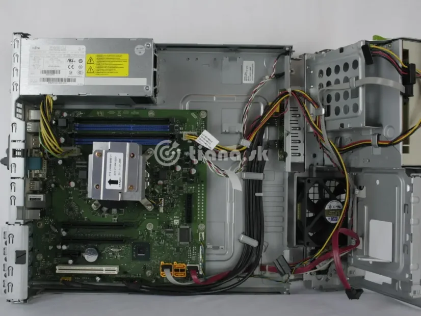 Fujitsu ESPRIMO E700 E90+, i5-2400, 16GB RAM, 256GB SSD 2,5" - Rovnaký počítač:: Vpredu na PC chýba logo Fujitsu